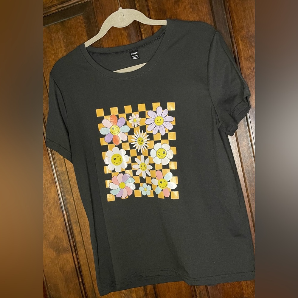 flower power t shirt size large PTP 20”. Black T short sleeve cute graphic
